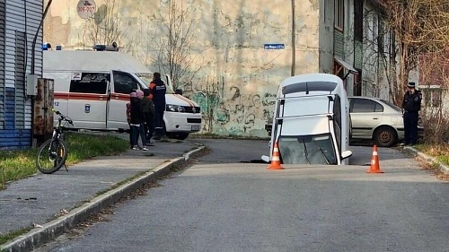 В Ханты-Мансийске под асфальт провалился легковой автомобиль