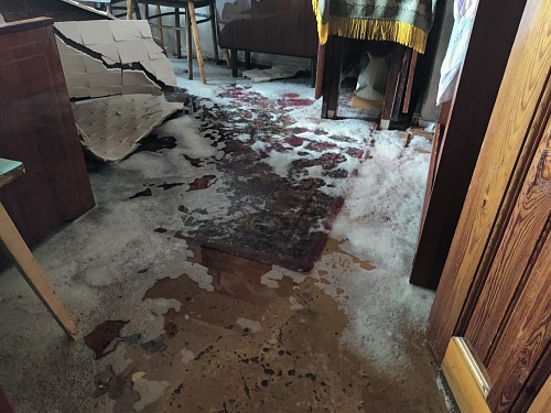 В Тюмени залило кипятком аварийный дом на Орджоникидзе