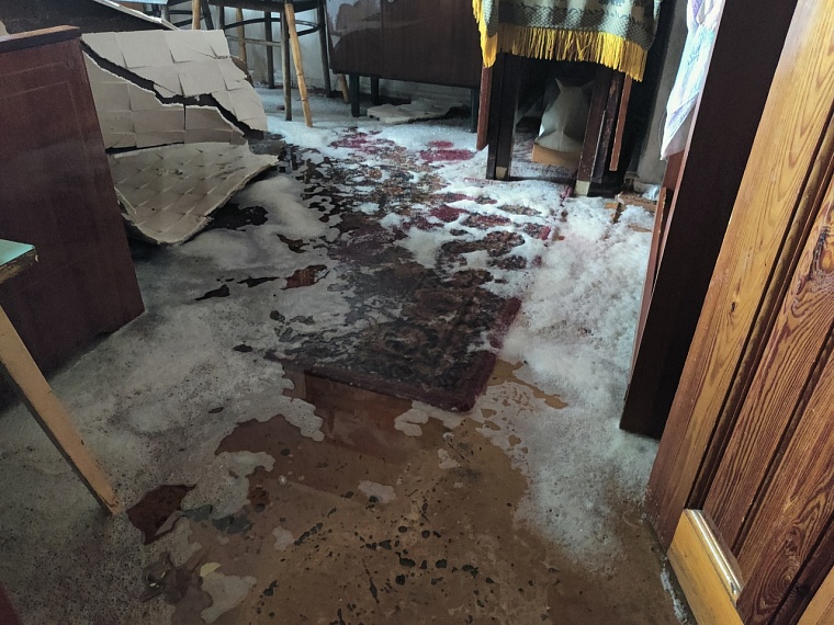 В Тюмени залило кипятком аварийный дом на Орджоникидзе