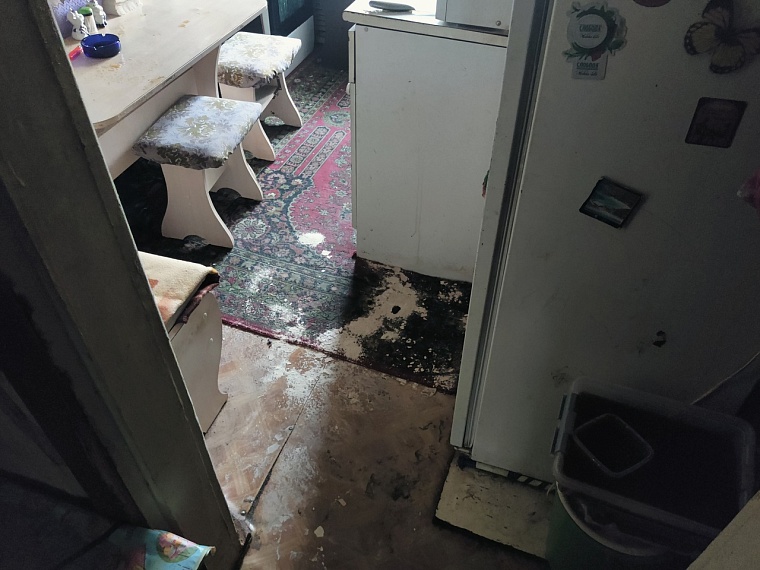 В Тюмени залило кипятком аварийный дом на Орджоникидзе