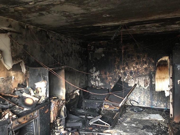 Из горящего дома на улице Тимуровцев спасли тюменку в инвалидной коляске