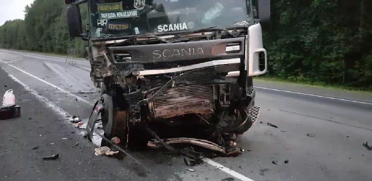 Водитель и пассажирка "Форда" разбились в столкновении с большегрузом на трассе Тюмень - Ханты-Мансийск