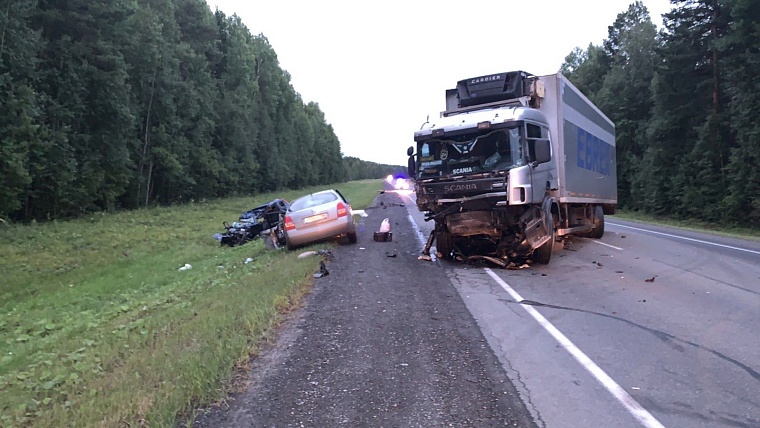 Водитель и пассажирка "Форда" разбились в столкновении с большегрузом на трассе Тюмень - Ханты-Мансийск