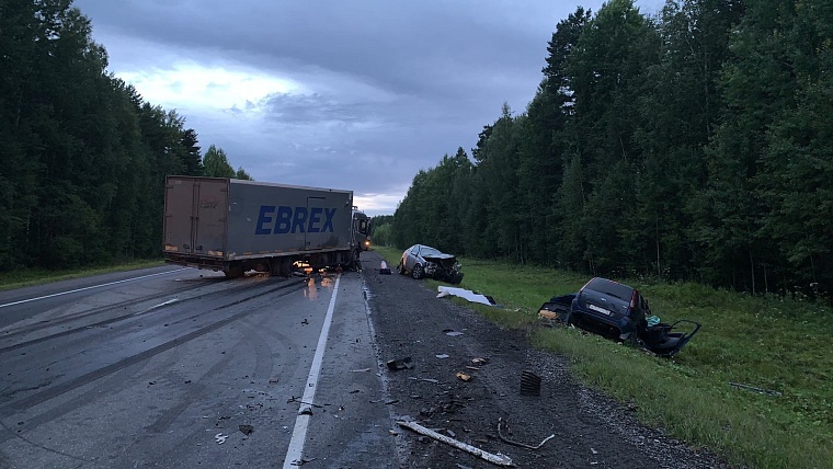 Водитель и пассажирка "Форда" разбились в столкновении с большегрузом на трассе Тюмень - Ханты-Мансийск