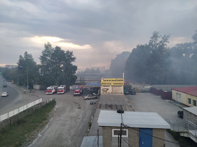 В Тюмени горит лесополоса у Пермяковского моста