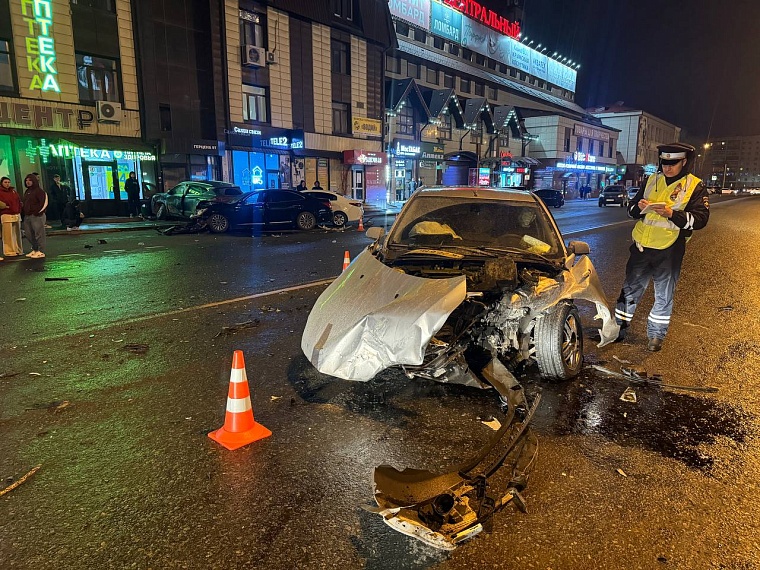 20-летняя тюменка спровоцировала массовое ДТП с пострадавшими в центре города