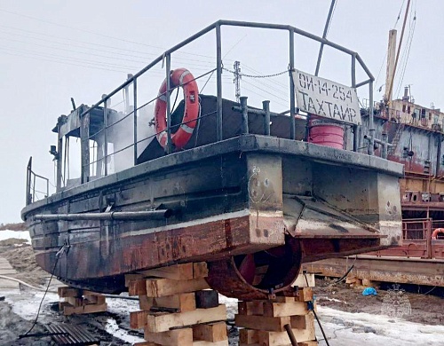 В Тобольске тушили загоревшийся во время ремонта катер