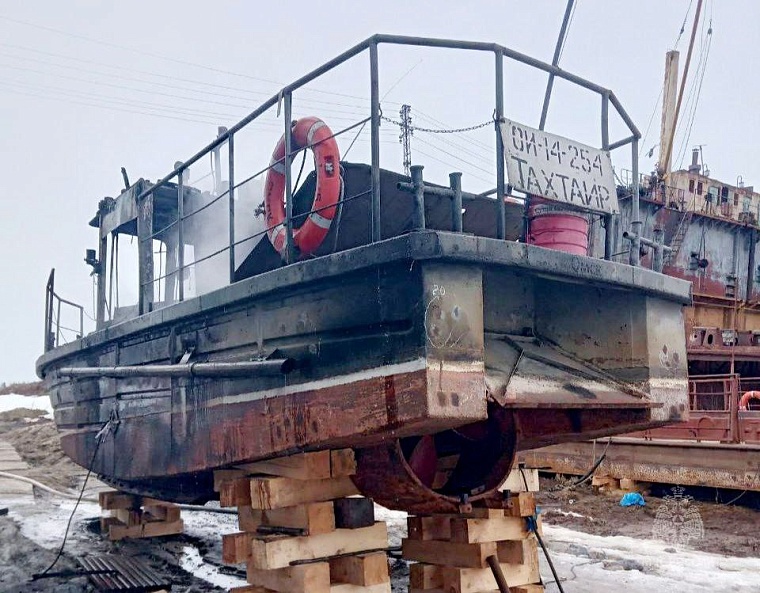 В Тобольске тушили загоревшийся во время ремонта катер