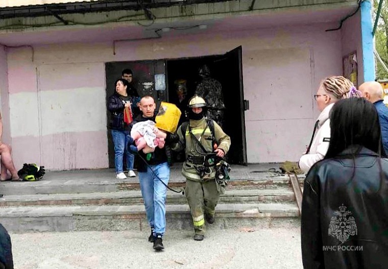 10 человек вывели спасатели из задымленной многоэтажки в Тюмени