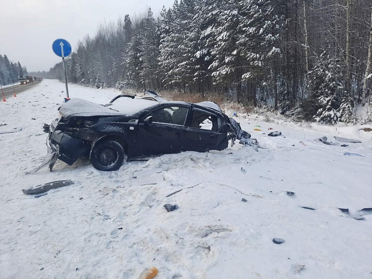 Два человека погибли в столкновении ЗАЗа и фуры на трассе Тюмень - Ханты-Мансийск