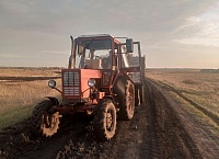 В Тюменской области сотрудники ГИБДД остановили пьяного тракториста