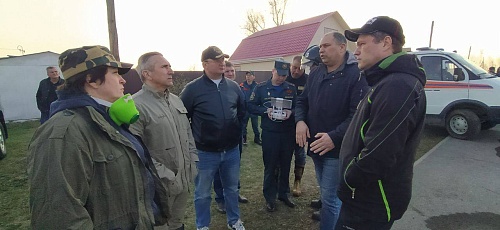 Губернатор Александр Моор ночью выехал в Салаирку, где горели четыре дома