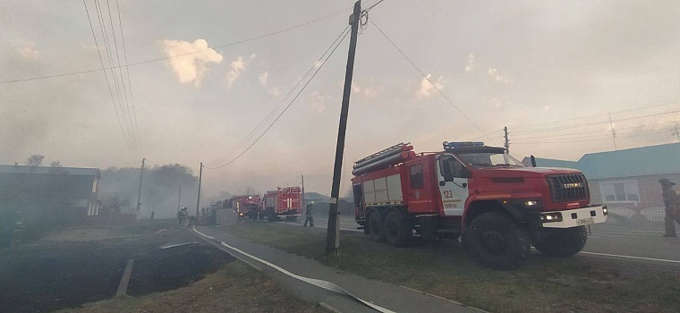 Губернатор Александр Моор ночью выехал в Салаирку, где горели четыре дома