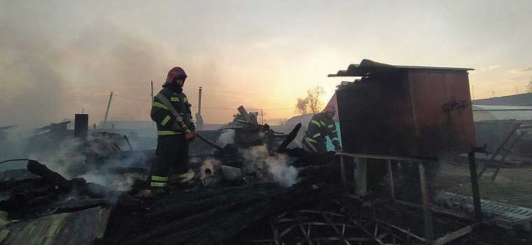 Губернатор Александр Моор ночью выехал в Салаирку, где горели четыре дома