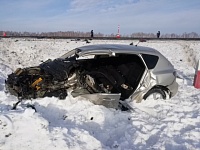 В лобовом столкновении на трассе Тюмень - Омск погибли водитель и пассажирка "Мазды"