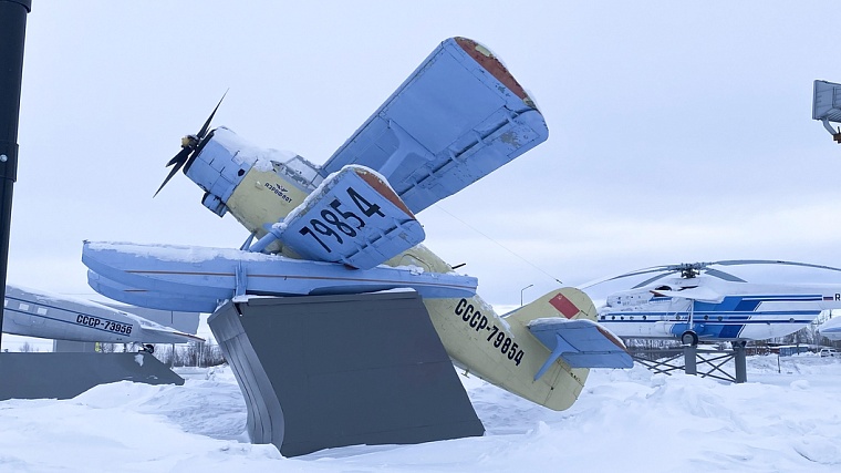 На Ямале ветер сорвал с пьедестала самолет АН-2