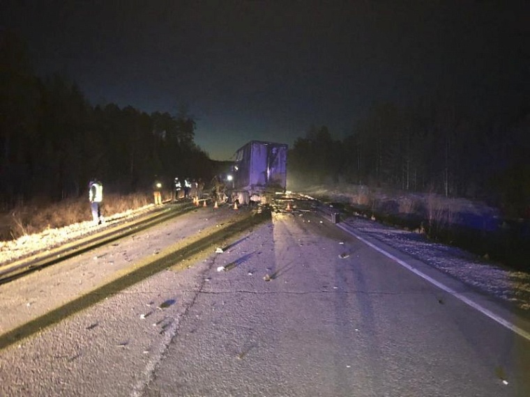 После столкновения машины загорелись: в ночном ДТП в ХМАО погибли четыре человека
