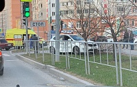 На Артамонова - Карнацевича после ДТП иномарка вылетела на тротуар