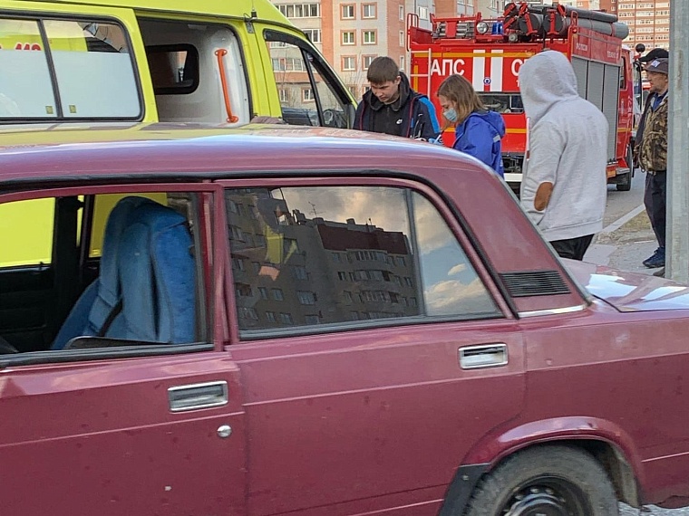 На Артамонова - Карнацевича после ДТП иномарка вылетела на тротуар