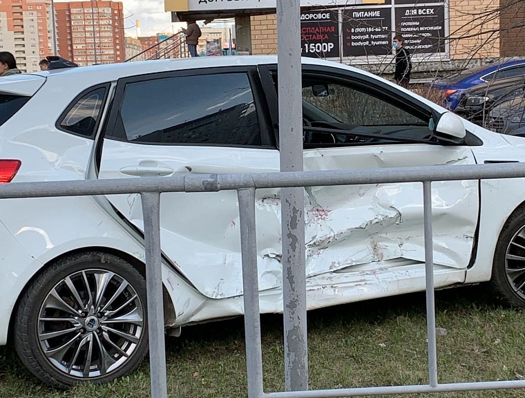 На Артамонова - Карнацевича после ДТП иномарка вылетела на тротуар