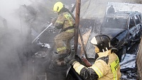 Два автомобиля сгорели в пожаре на улице Береговой в Тюмени