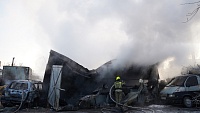 Два автомобиля сгорели в пожаре на улице Береговой в Тюмени