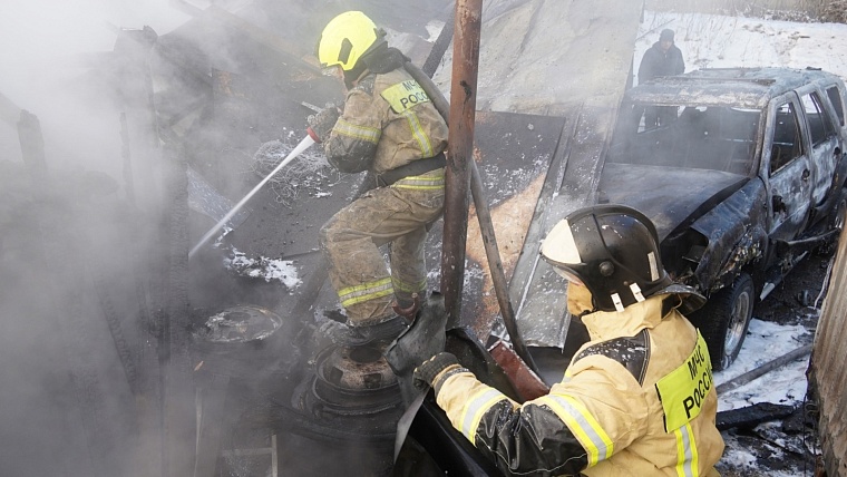 Два автомобиля сгорели в пожаре на улице Береговой в Тюмени