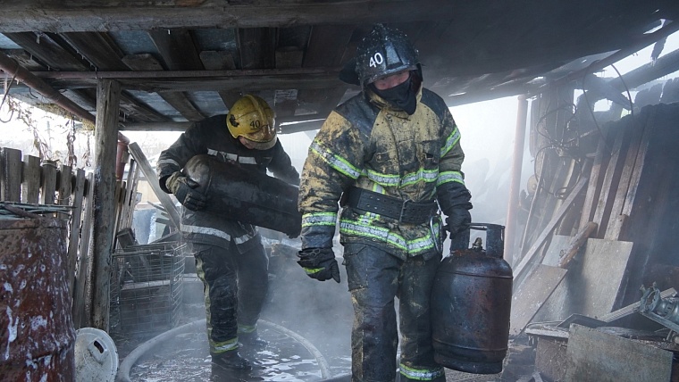 Два автомобиля сгорели в пожаре на улице Береговой в Тюмени