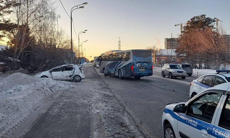 Водитель "Тойоты" не успел проскочить перед рейсовым автобусом в Тюмени