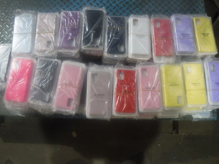 «Брендовые» носки и чехлы к телефонам не прошли тюменскую таможню