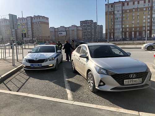 7-летнего тюменца на самокате сбило такси