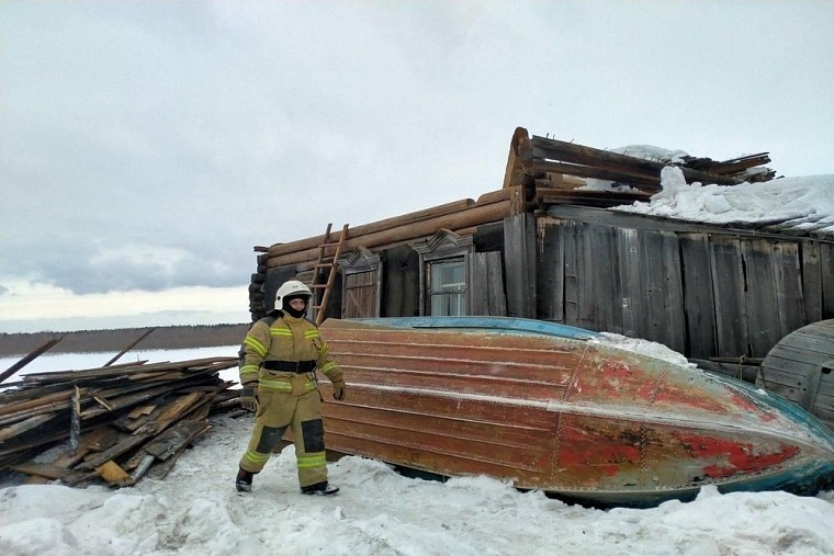 Тюменский пенсионер вытащил человека из-под завалов старого дома