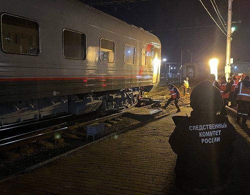 В Тюмени при выполнении маневра сошел с рельсов пассажирский вагон