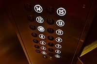 В Тюмени с 10 этажа сорвался лифт с пассажиром внутри