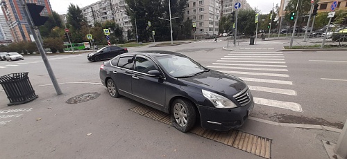 После столкновения с "Киа" автомобилистка на "Ниссане" вылетела на тротуар