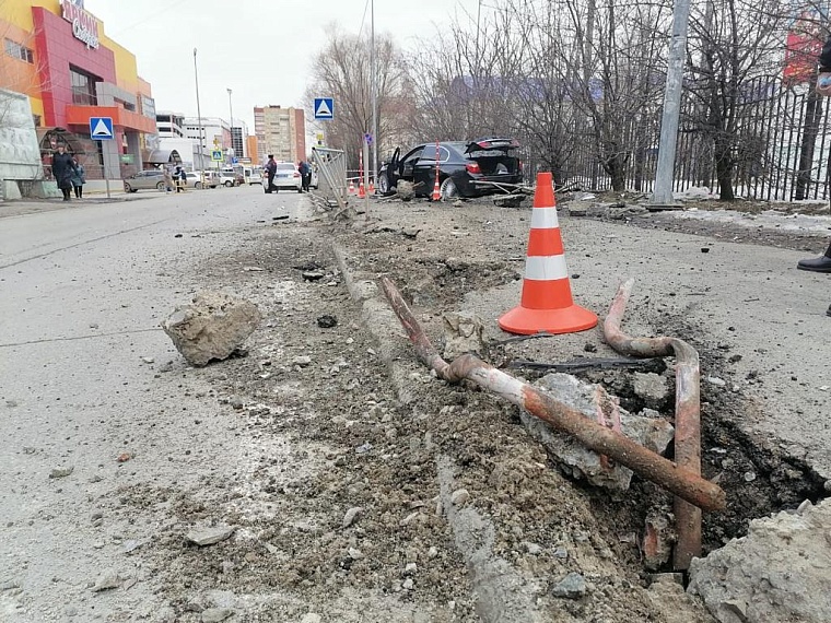 На улице Логунова BMW вылетел на тротуар и сбил пожилую женщину