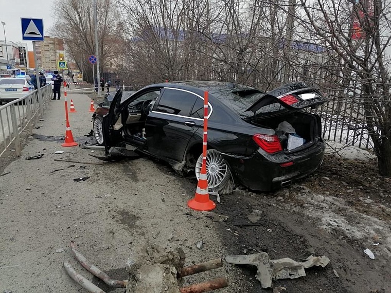 На улице Логунова BMW вылетел на тротуар и сбил пожилую женщину