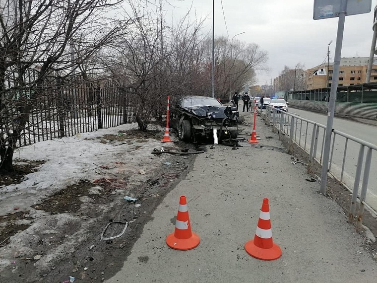 На улице Логунова BMW вылетел на тротуар и сбил пожилую женщину