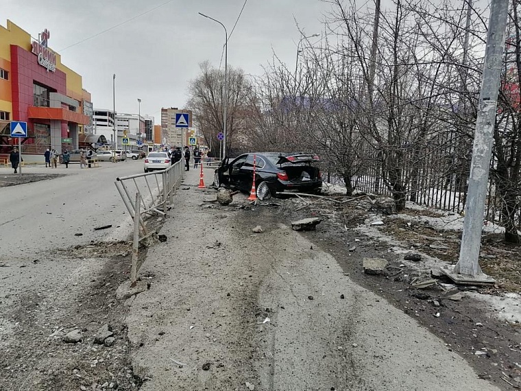 На улице Логунова BMW вылетел на тротуар и сбил пожилую женщину