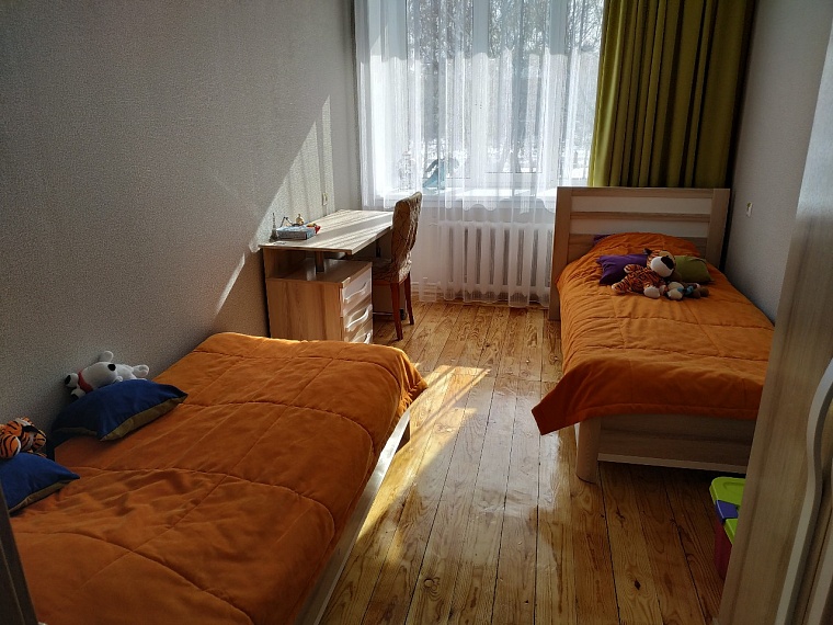 Заковали в наручники: разбираемся со "скандальным видео" из детского дома в Исетском районе