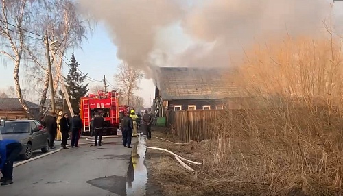 В тюменской Зареке горит частный дом