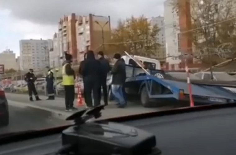 Эвакуатор слетел с дороги и врезался в забор штрафстоянки