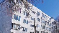 В Оренбургской области из окна на голову пенсионерке сбросили рулон старого линолеума