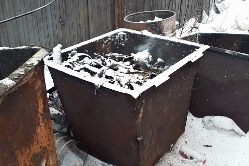 В Тюменской области небрежность одного из жителей привела к возгоранию мусоровоза