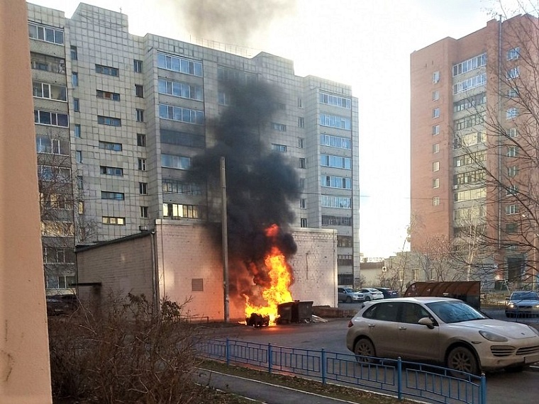 В Тюменской области небрежность одного из жителей привела к возгоранию мусоровоза