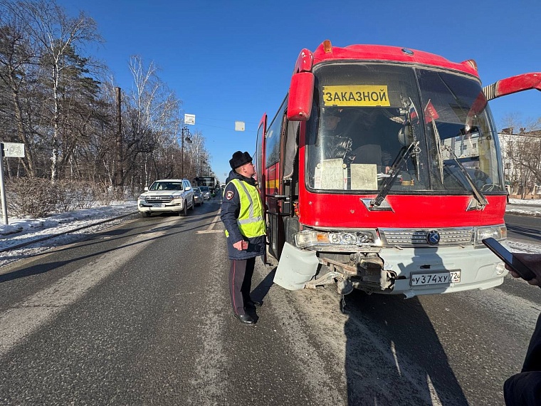 Автобус с детьми попал в ДТП в центре Тюмени