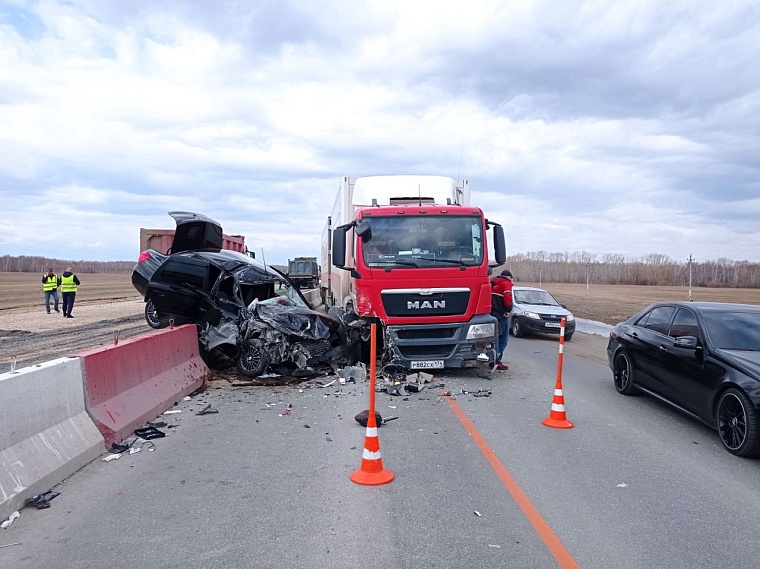 Полмашины в лепешку! На трассе в Ялуторовском районе пострадали четыре человека