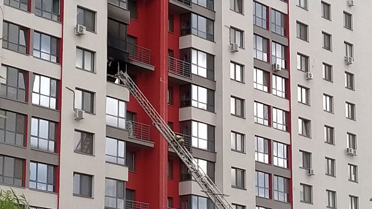 В Тюмени тушат пожар в мкрн Европейском