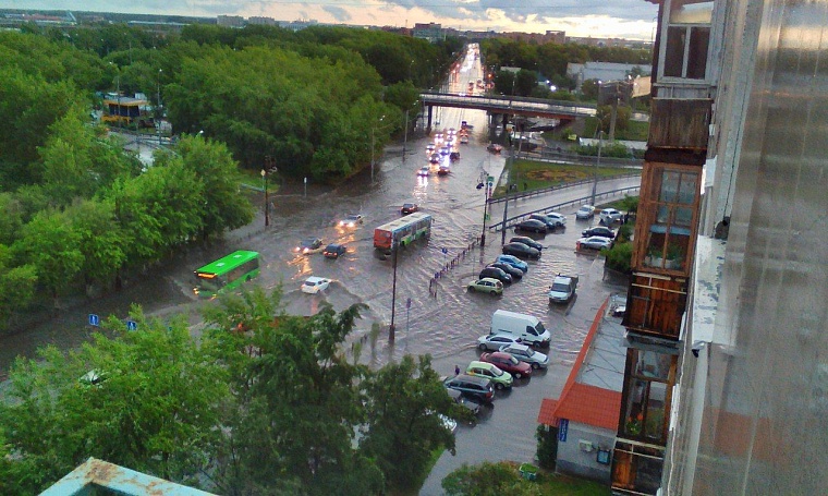 Последствия шторма в городе: упавшие деревья, разбитые авто и фонтаны в ТЦ