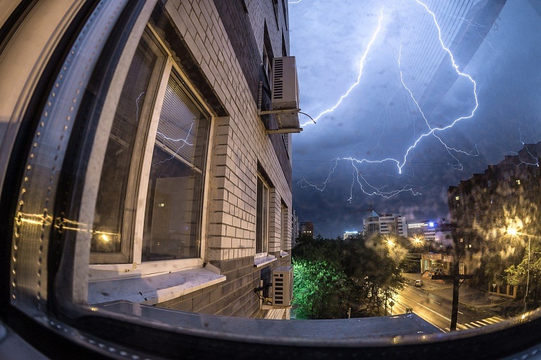 Последствия шторма в городе: упавшие деревья, разбитые авто и фонтаны в ТЦ